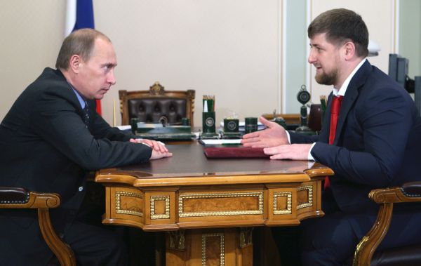 Premiér Putin při nedávném jednání s čečenským prezidentem Kadyrovem.